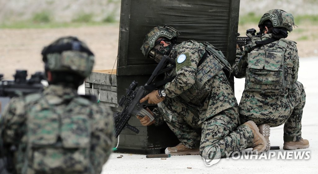 기동사격 훈련하는 워리어플랫폼 착용 장병