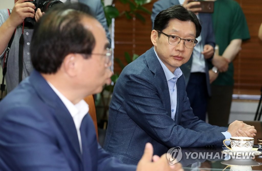 오거돈 부산시장 발언 듣는 김경수 경남지사