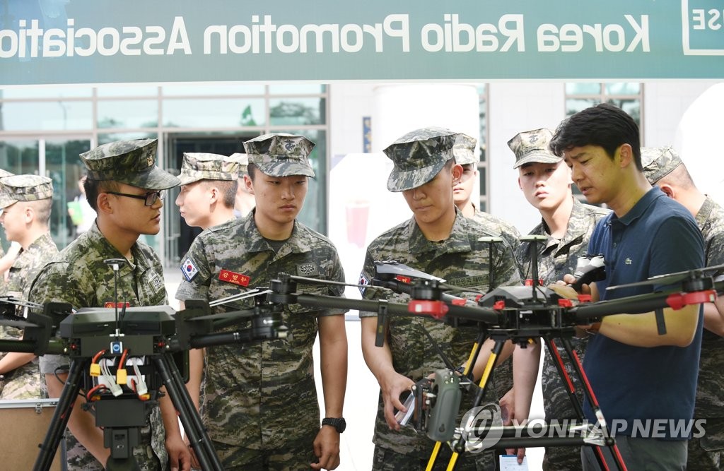 최신 방산제품 살펴보는 해병대 장병