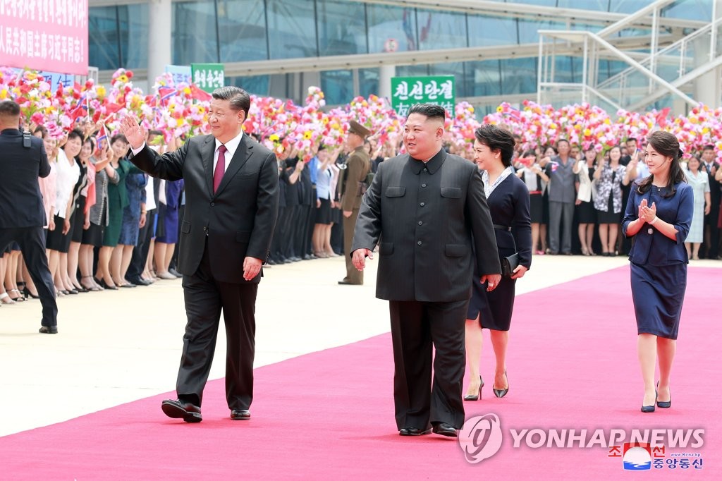 환영인파 향해 손 흔드는 시진핑 주석