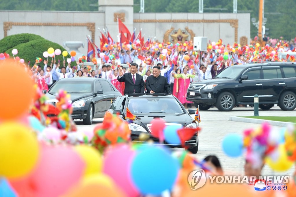 환영인파 향해 손 흔드는 시진핑 주석