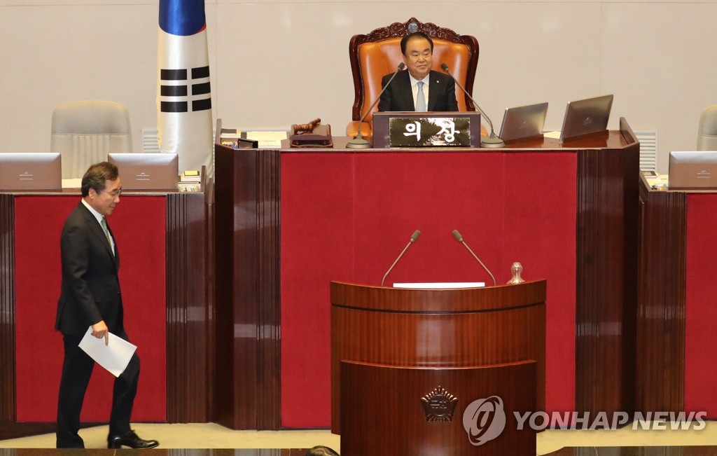 연단 오르는 이낙연 총리