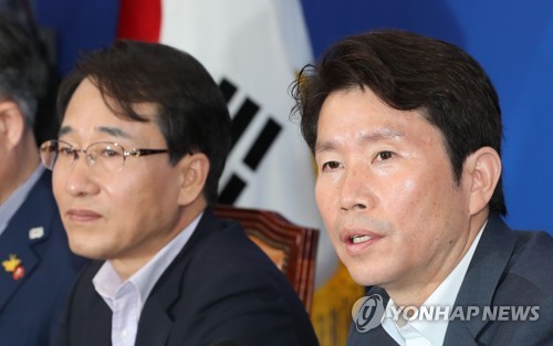 이인영 원내대표(오른쪽)