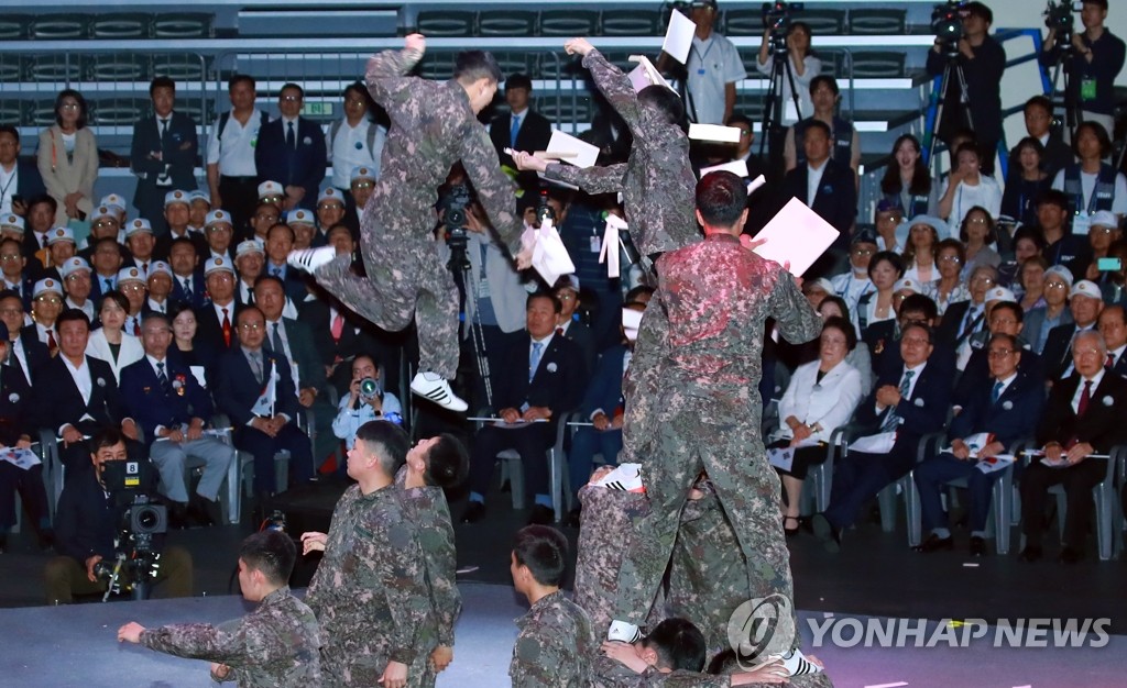 무술 시범 보이는 국군 장병들