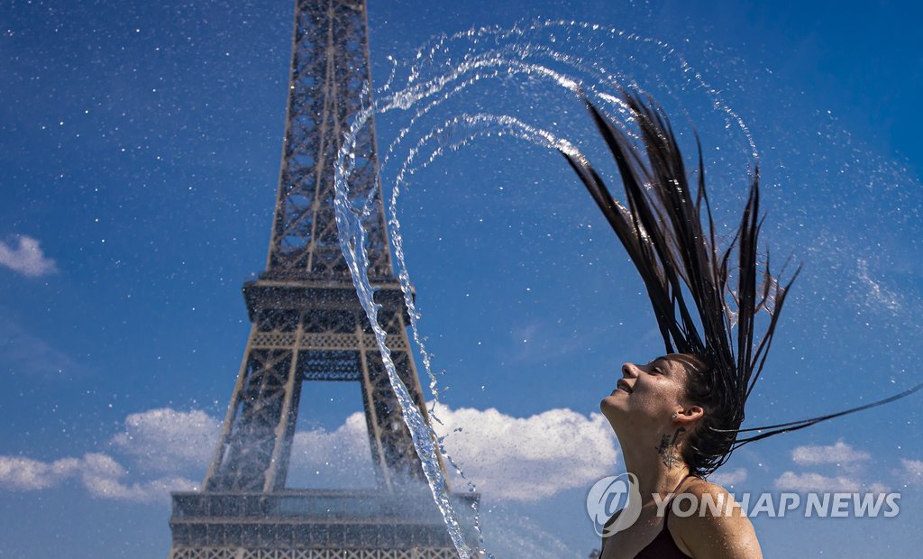 ′에펠탑을 배경으로 시원한 물놀이′…佛 파리 트로카데로 분수