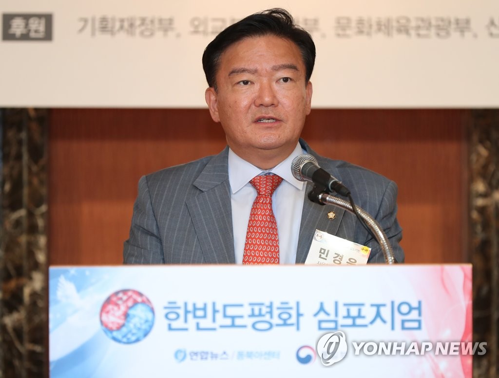 축사하는 자유한국당 민경욱 대변인