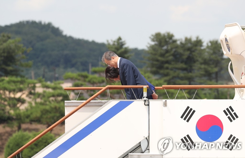 인사하는 문 대통령 내외