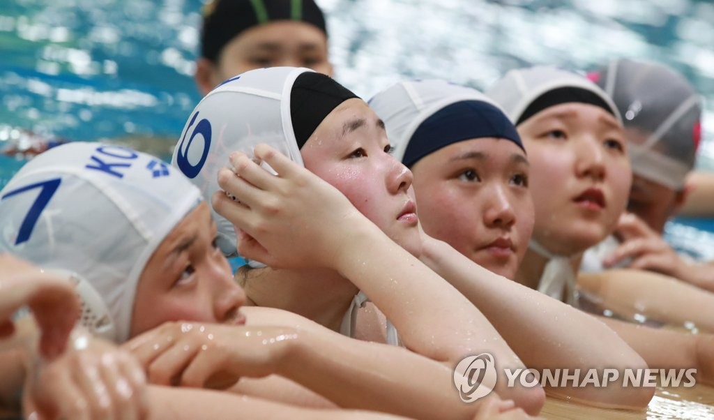앳된 얼굴의 여자 수구대표팀