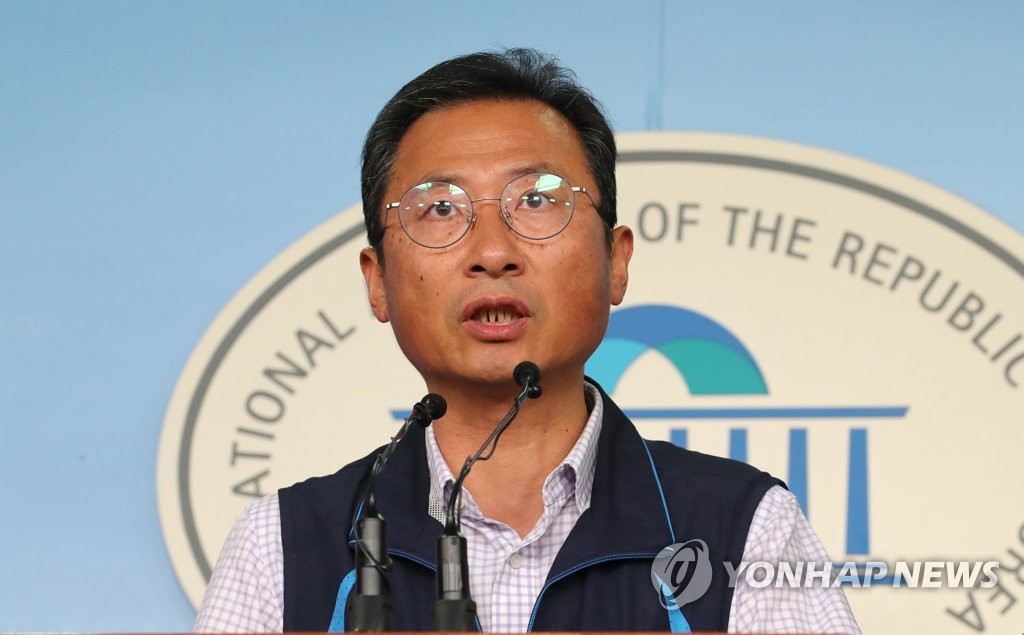 기자회견하는 김명환 민주노총 위원장