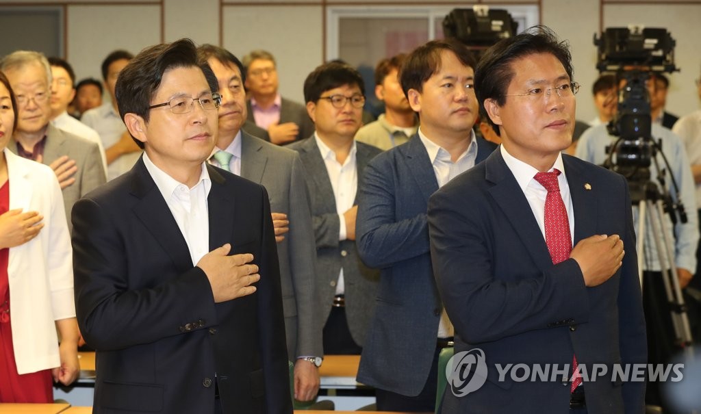 국기에 대한 경례하는 황교안 대표
