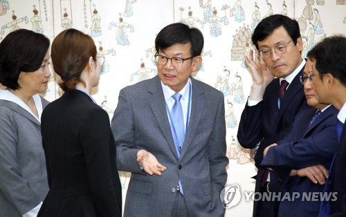 얘기 나누는 김상조 정책실장