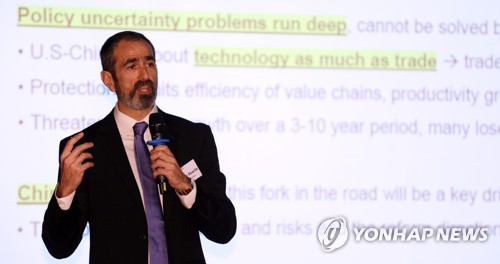 강연하는 S&P 아태지역 수석 이코노미스트