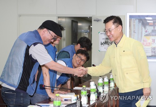 악수하는 부산지하철 노사