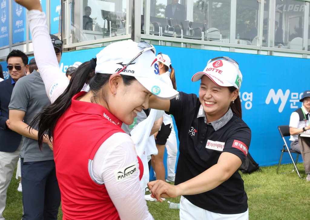 우승 축하 물세례 받는 김아림