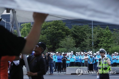 우리공화당 천막 자진철거 바라보는 서울시 관계자