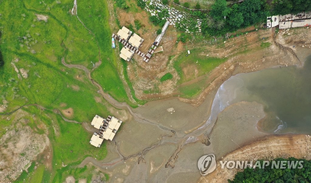 군데군데 바닥 드러낸 마둔저수지