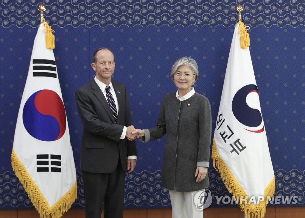La canciller surcoreana con el diplomático estadounidense para Asia Oriental La canciller surcoreana con el diplomático estadounidense para Asia Oriental