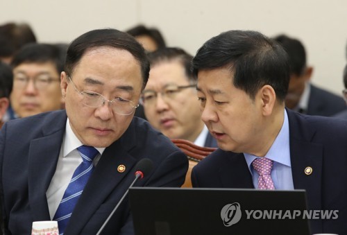대화하는 홍남기 부총리와 구윤철 기재부 2차관