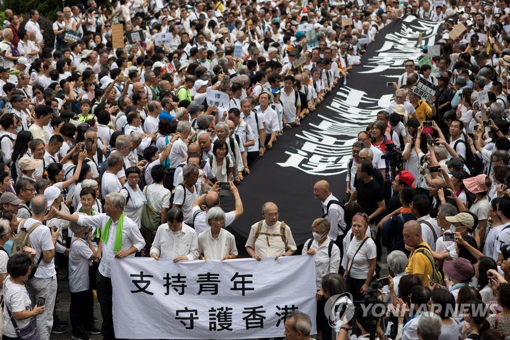 송환법 반대 청년 지지하는 홍콩 '실버 시위대'