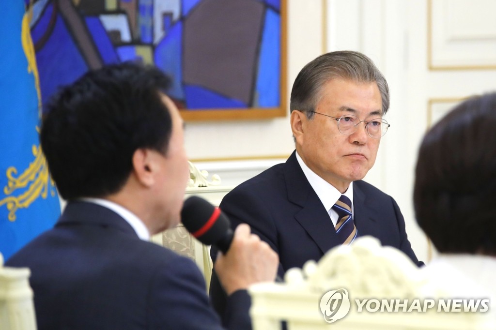 손학규 대표 발언 듣는 문 대통령