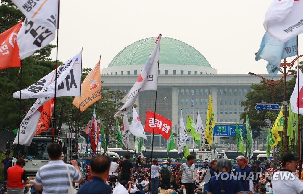 국회 앞의 총파업 깃발