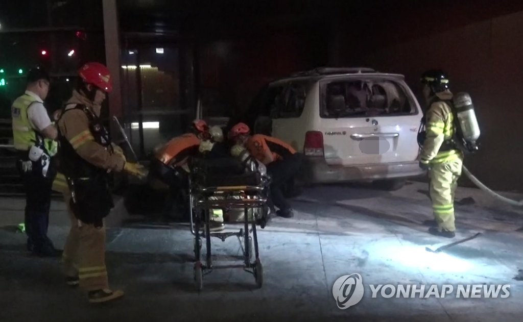일본대사관 건물 앞 차에서 불, 70대 온몸 화상
