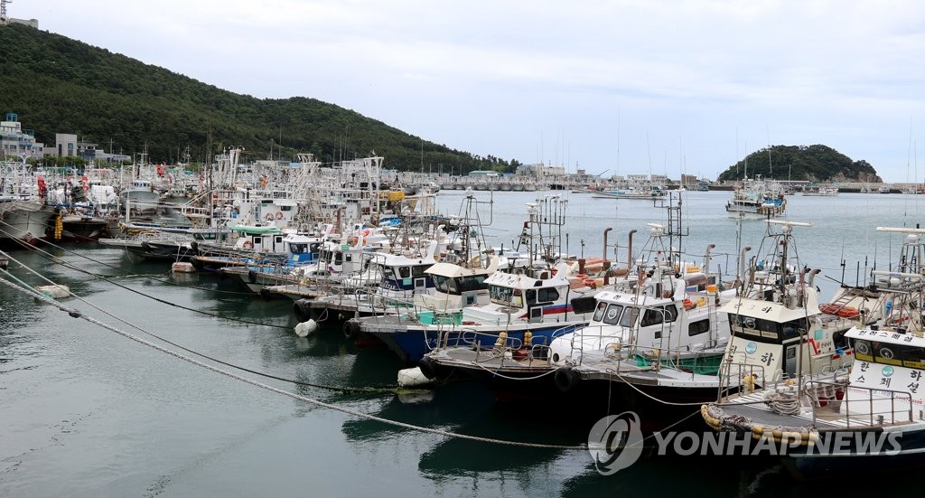 태안 안흥항으로 피항한 어선들