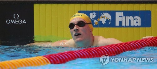 기록 확인하는 맥 호턴