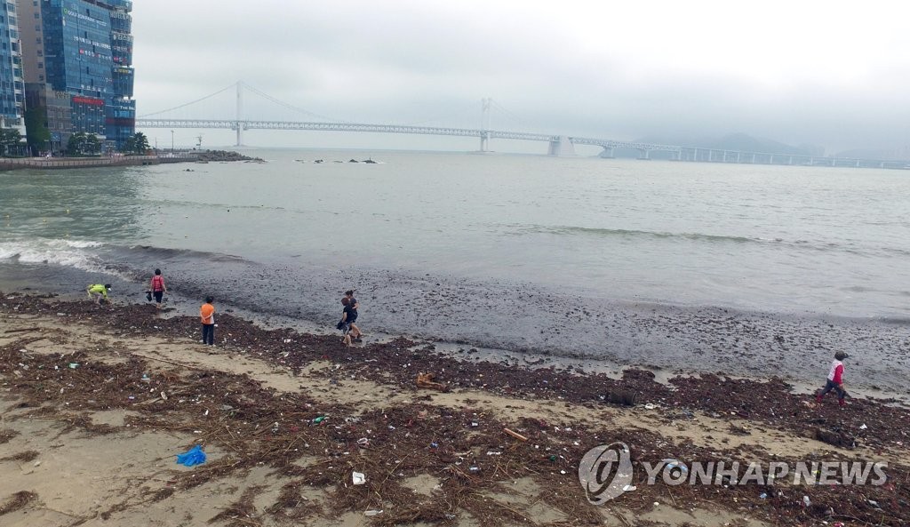 광안리 해변 태풍 쓰레기 가득