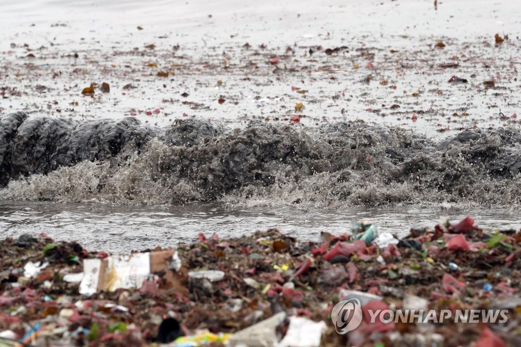 태풍에 거대 쓰레기장 된 광안리해수욕장…아쉬운 피서객들 
