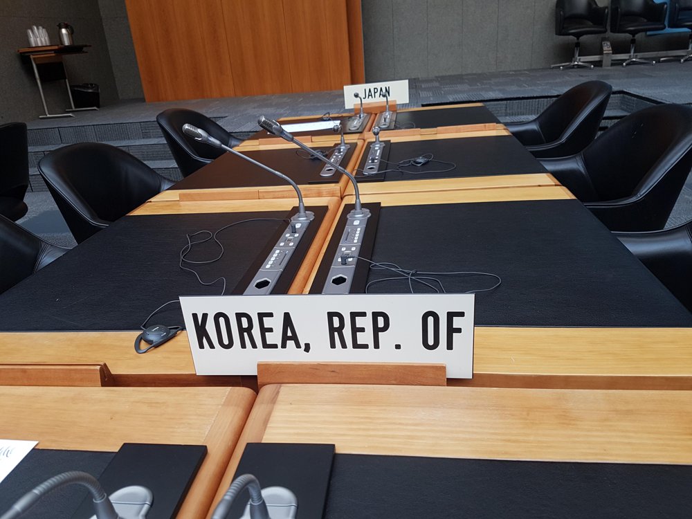 지난 7월 23일 스위스 제네바에서 열린 세계무역기구(WTO) 일반이사회 회의장에 한국 팻말과 일본 팻말이 나란히 배치된 모습. [연합뉴스 자료사진]