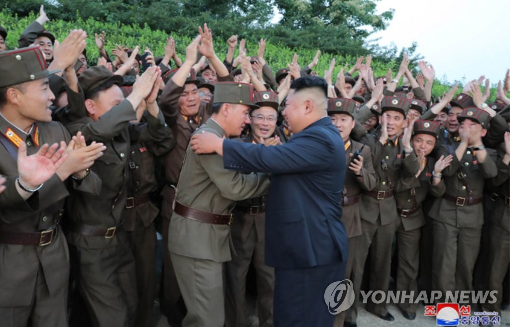 북한 김정은, 신형전술유도탄 발사 참관