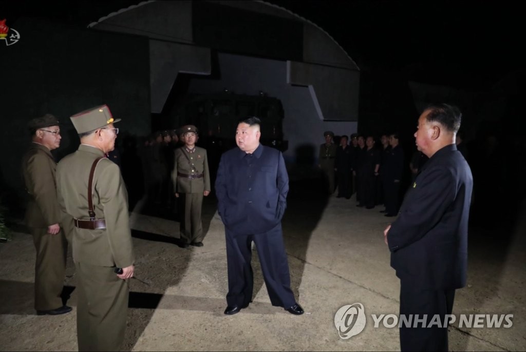신형전술유도탄 발사 참관하는 북한 김정은