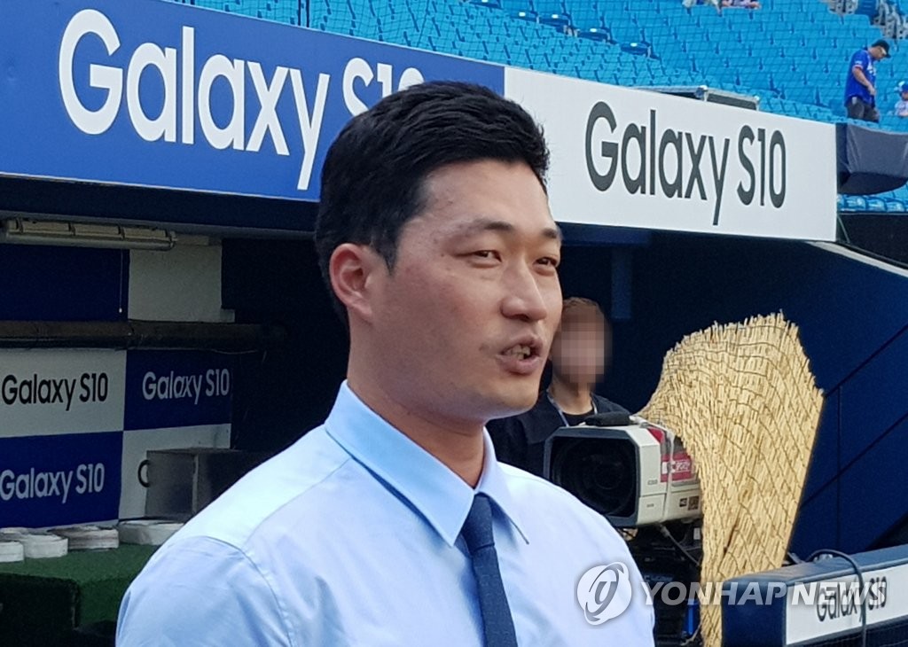 Oh Seung-hwan of the Samsung Lions visits the team's home stadium, Daegu Samsung Lions Park, in Daegu, 300 kilometers southeast of Seoul, on Aug. 10, 2019. (Yonhap)