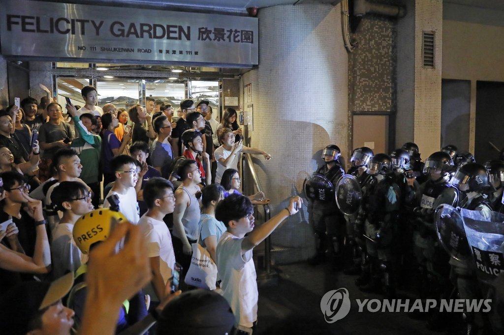 주민들과 대치한 홍콩 시위진압 경찰