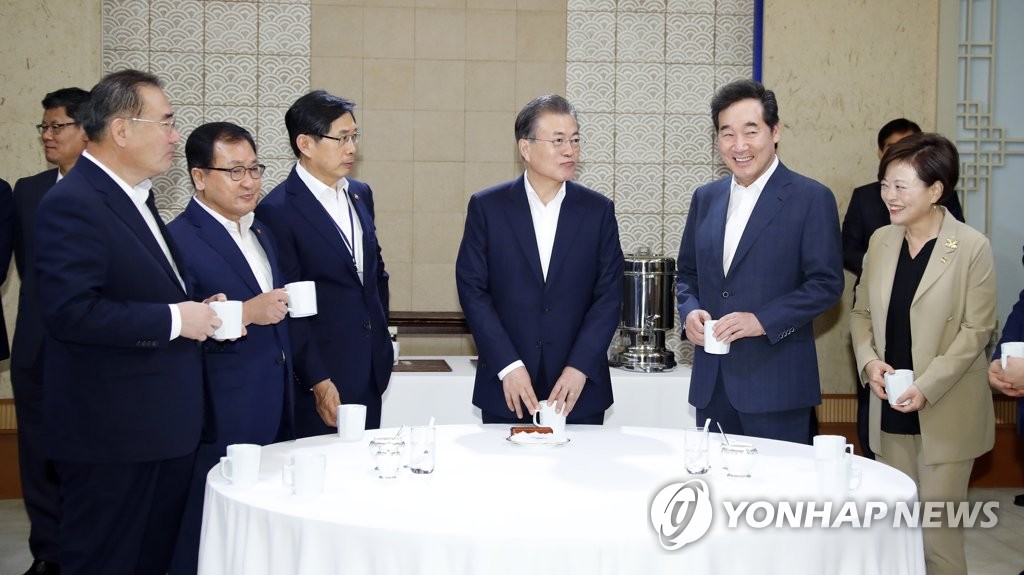 문 대통령, 떠나는 장관들과 함께