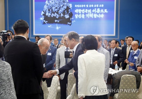 독립유공자 및 후손들과 인사 나누는 문 대통령