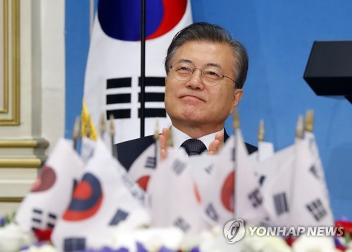 유공자 후손에게 박수보내는 문 대통령