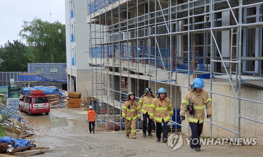 속초 아파트 공사용 엘리베이터 추락, 5명 사상