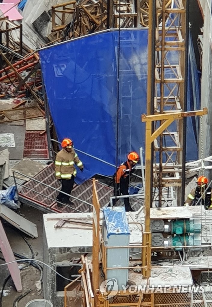 속초 아파트 공사용 승강기 추락…5명 사상