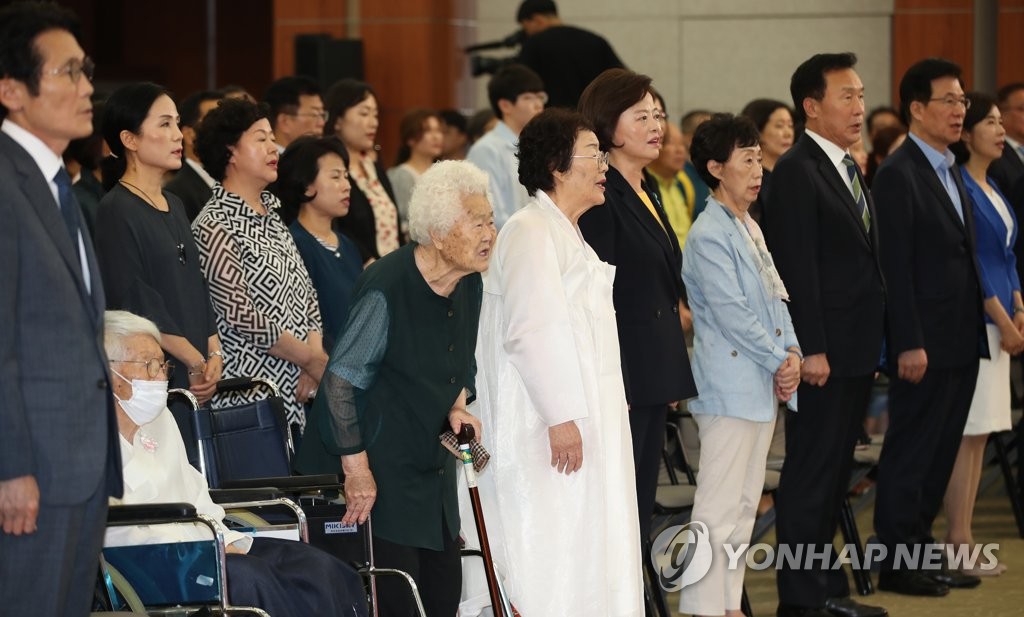 애국가 부르는 참석자들