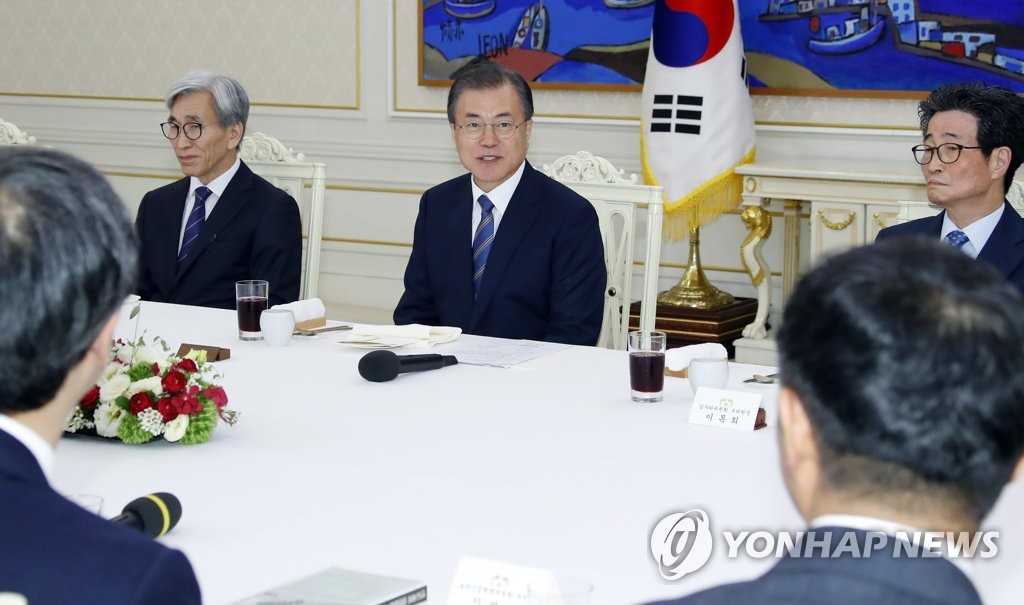문 대통령, 국정과제위원장들과 함께