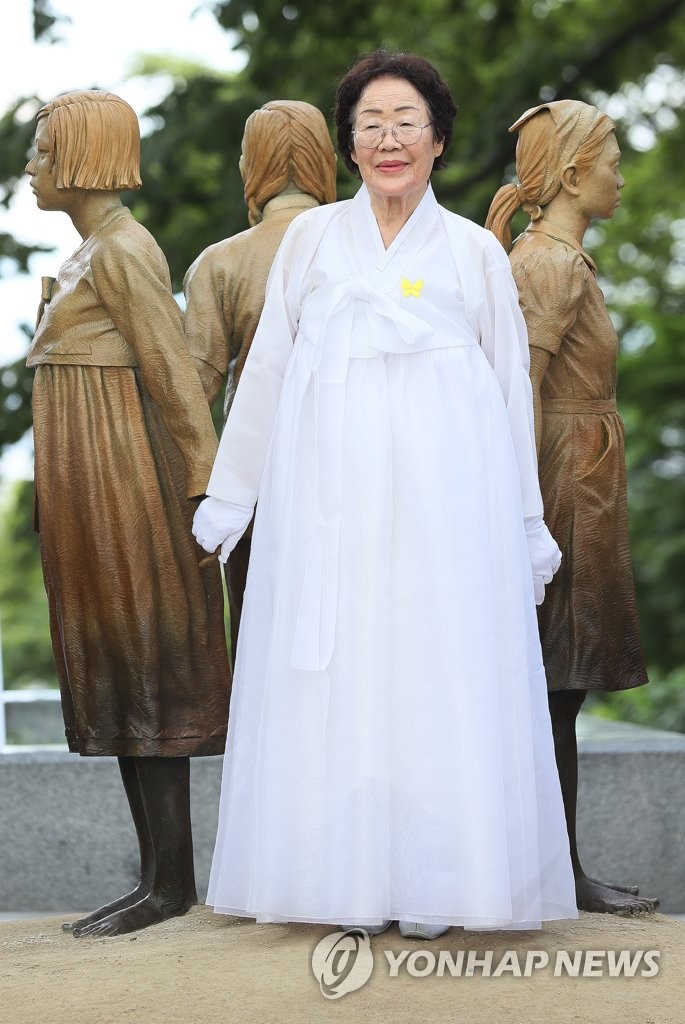 少女像と手を取り合い 少女像と手を取り合い