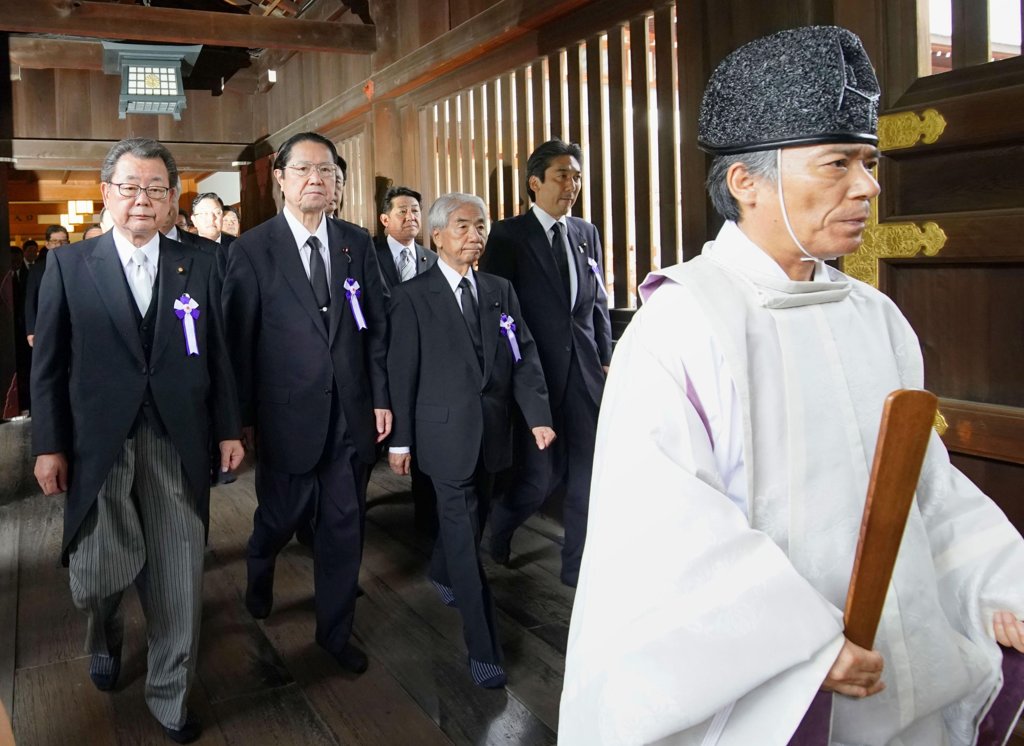 우익 성향의 일본 의원들이 2019년 8월 15일 야스쿠니(靖國)신사를 집단 참배하기 위해 신사 경내에서 이동하고 있다. [교도=연합뉴스 자료사진]