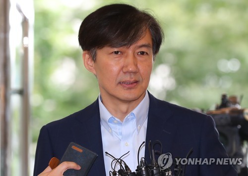 취재진 질문에 답하는 조국 후보자