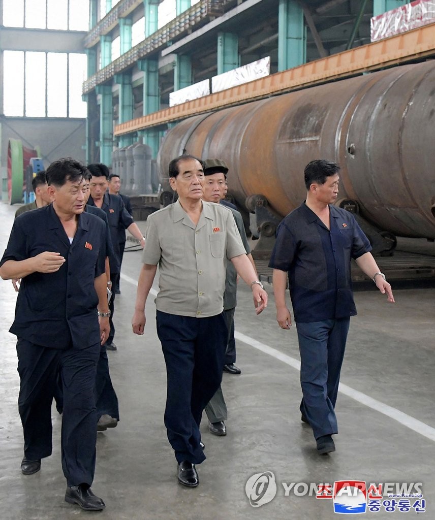 Senior N. Korean official inspects machine complex Senior N. Korean official inspects machine complex