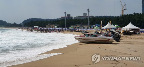 해수욕장 너울성 파도 / 연합뉴스