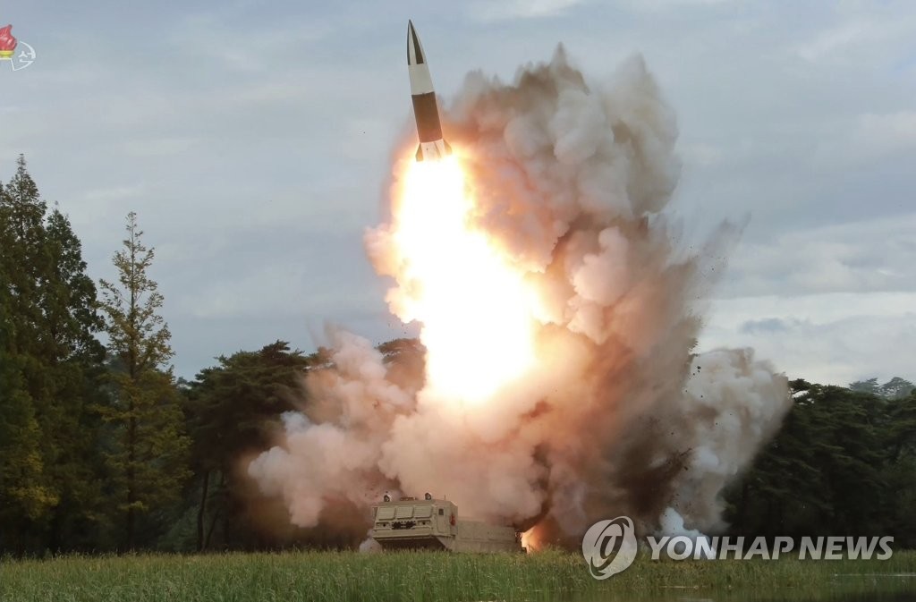 북한, 또 '새 무기' 시험사격…북한판 에이태킴스 추정