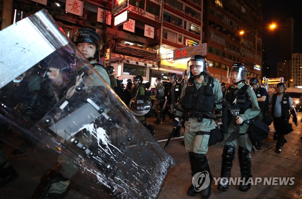 홍콩 시위대 쫓는 진압경찰