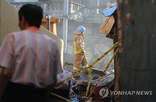 불에 탄 여인숙 입구